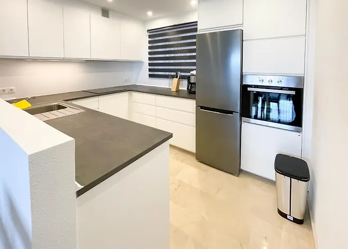 61-beach Front With Stunning Views In דירה